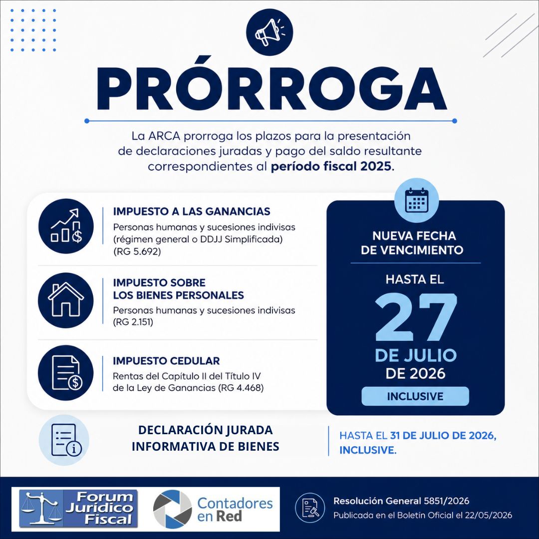 Calendario con lápiz y bolígrafo sobre una mesa de madera